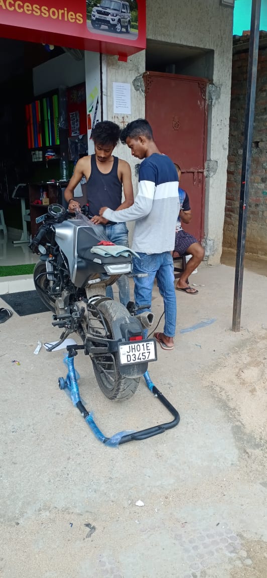 BIKE DENTING AND PANTING IN BOOTY MORE RANCHI