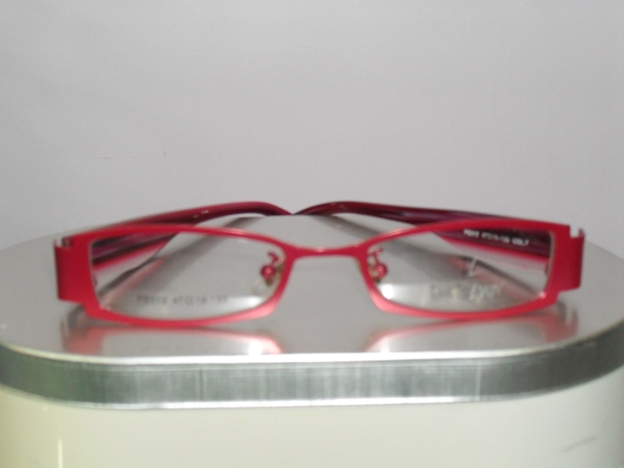  EYE TESTING CONTACT LENS RED
