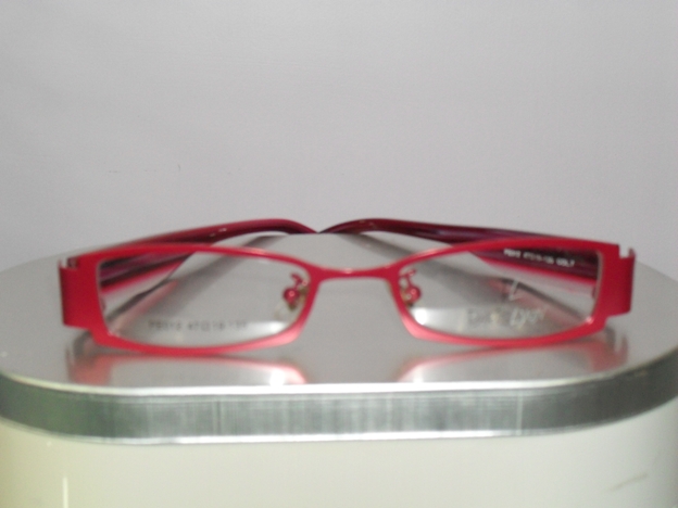  EYE TESTING CONTACT LENS red